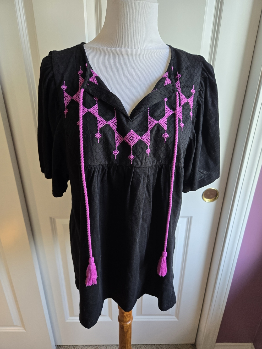 NWT Knox Rose Black Tunic with Bright Pink Embroidery and Tassels - Small